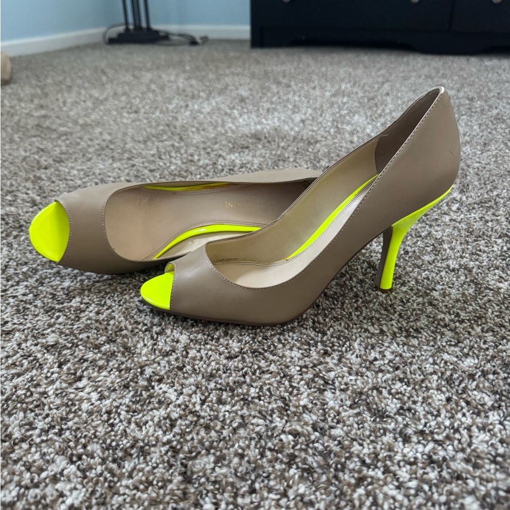 Stylish Peep-Toe Heels in Tan and Neon Yellow - Size 9